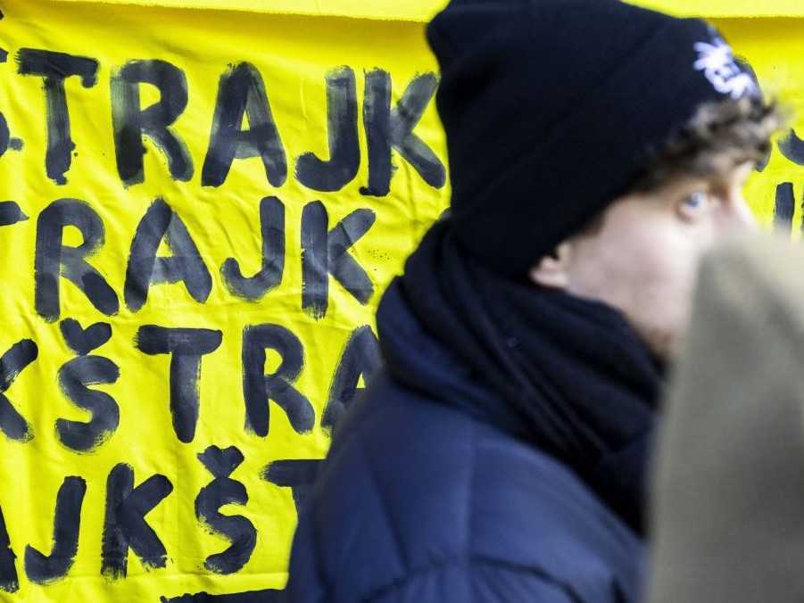 Účastník verejného zhromaždenia pred budovou FPU.