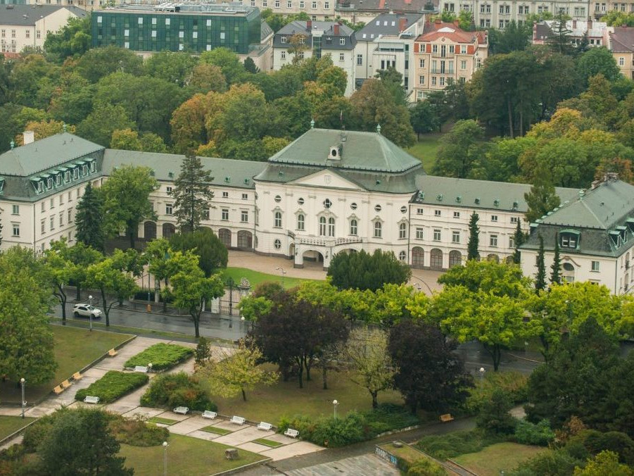 Výhľad na budovu úradu vlády SR.