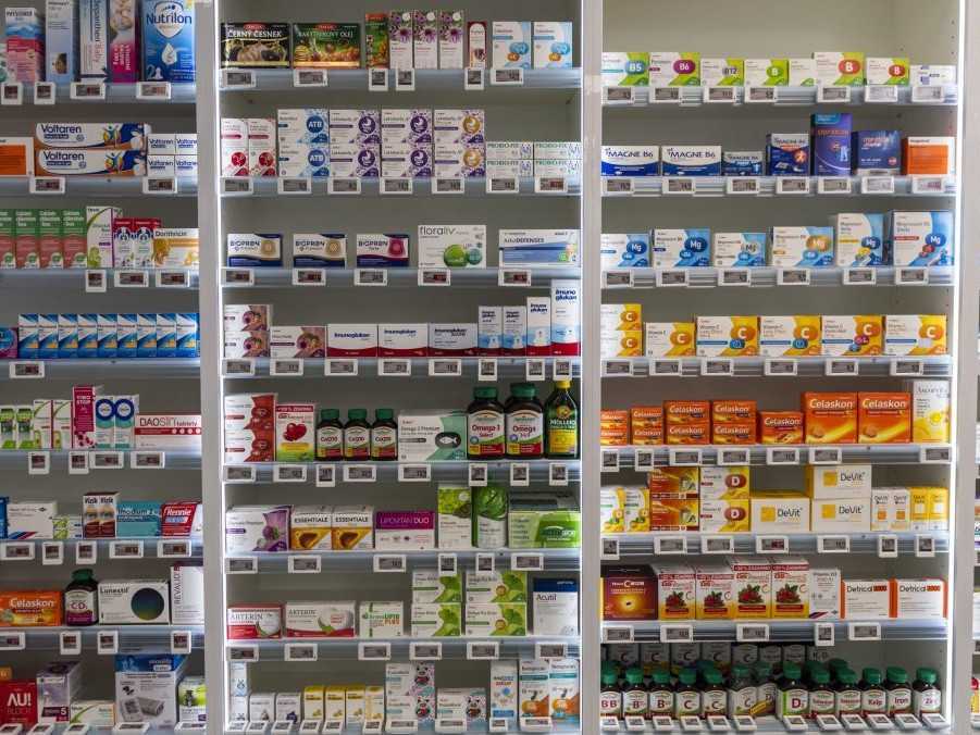 Na snímke nemocničná lekáreň.