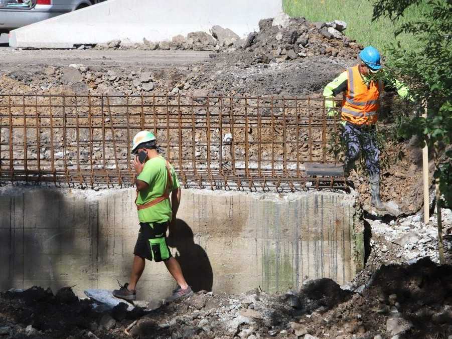 Robotníci počas obnovy prepadnutého mosta.
