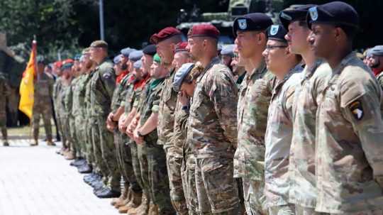 Na snímke vojaci počas odovzdania českého velenia nad bojovým zoskupením NATO na Slovensku.