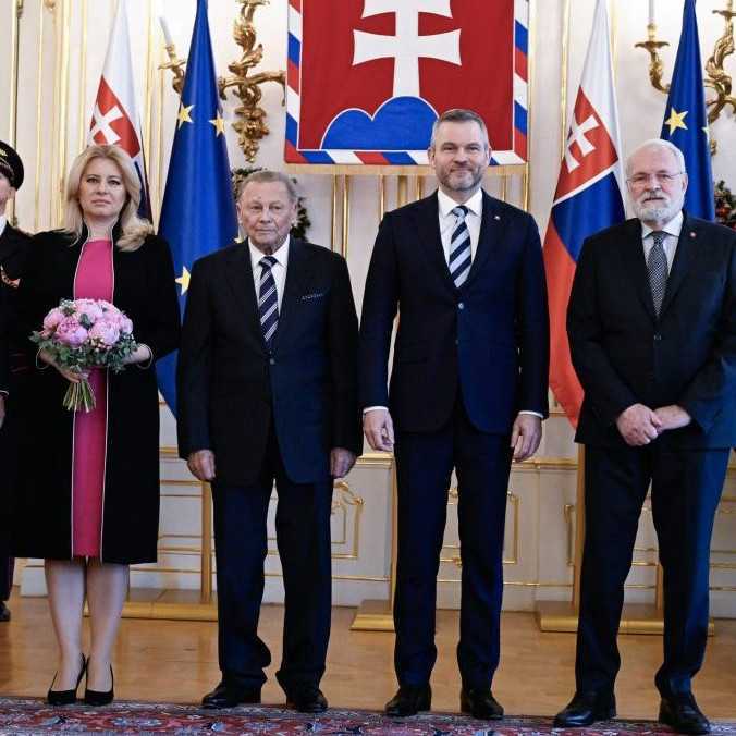 Prezident Peter Pellegrini privítal v paláci svojich predchodcov. Zhodli sa, že Slovensko patrí do Európskej únie a NATO