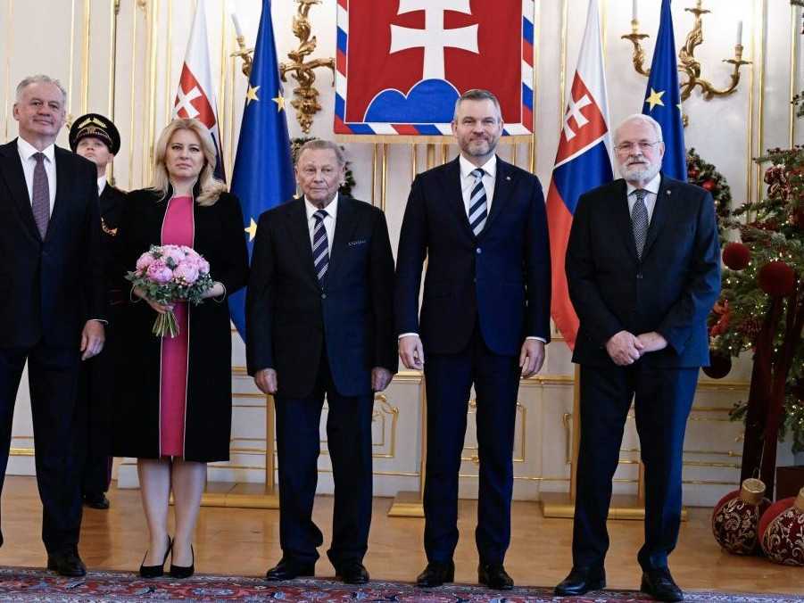 Bývalí prezidenti SR zľava Andrej Kiska, Zuzana Čaputová, Rudolf Schuster, súčasná hlava štátu Peter Pellegrini a Ivan Gašparovič.