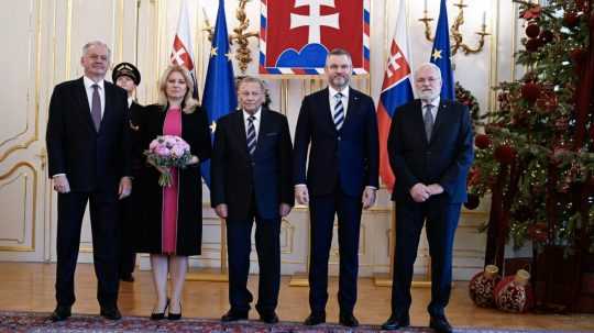 Bývalí prezidenti SR zľava Andrej Kiska, Zuzana Čaputová, Rudolf Schuster, súčasná hlava štátu Peter Pellegrini a Ivan Gašparovič.