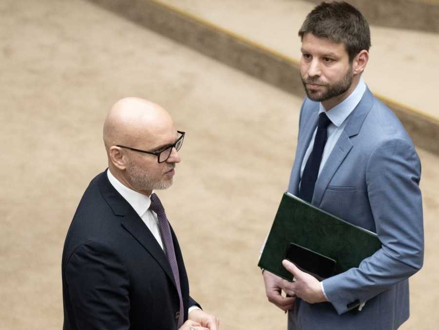 Sprava poslanci Michal Šimečka a Branislav Gröhling.