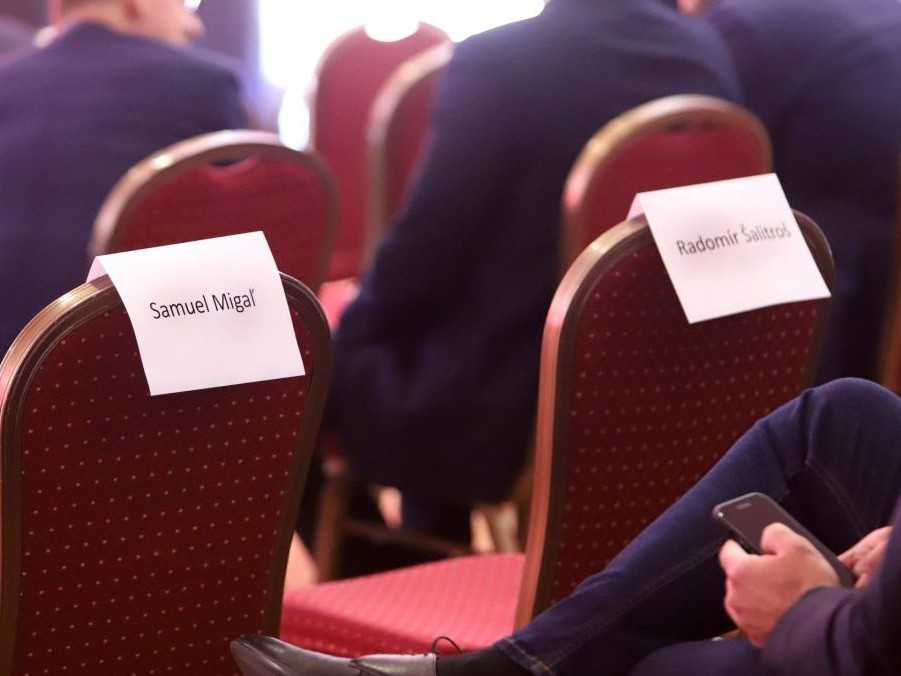 Prázdne stoličky Samuela Migaľa a Radomíra Šalitroša po pracovnom kongrese Hlasu-SD.