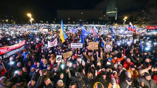 Účastníci protestu Slovensko je Európa v Bratislave na Námestí slobody.