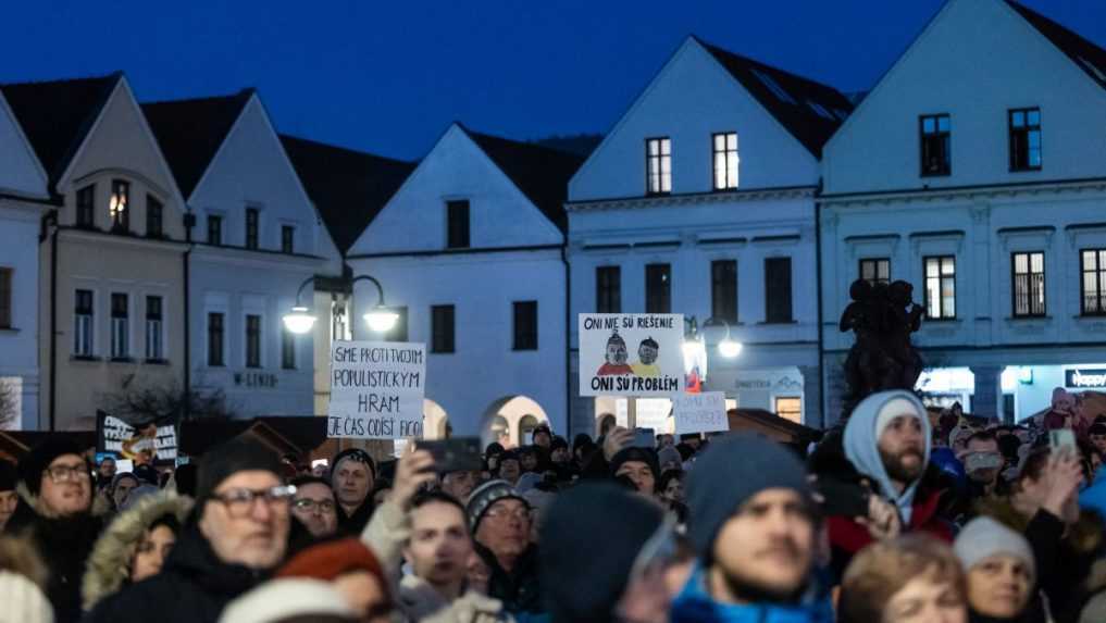 Organizátori protestu v Bratislave vyzvali R. Fica, aby odstúpil z funkcie. Na námestie prišli desaťtisíce ľudí