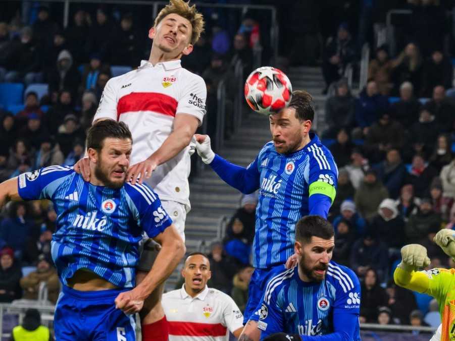 Hráči Slovana a Stuttgartu bojujú o loptu.