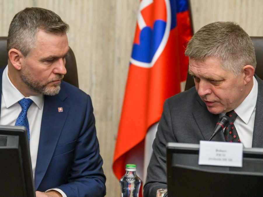 Zľava prezident Peter Pellegrini a predseda vlády Robert Fico.