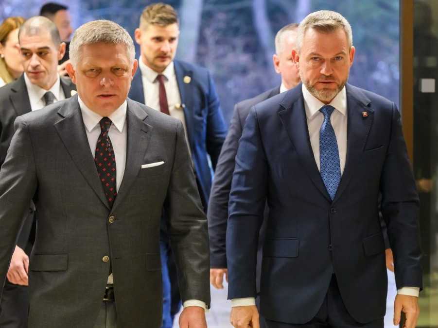 Prezident SR Peter Pellegrini a predseda vlády SR Robert Fico (Smer-SD) prichádzajú na mimoriadne zasadnutie Bezpečnostnej rady SR.