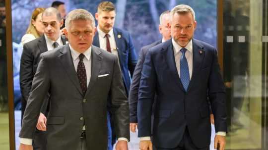 Prezident SR Peter Pellegrini a predseda vlády SR Robert Fico (Smer-SD) prichádzajú na mimoriadne zasadnutie Bezpečnostnej rady SR.