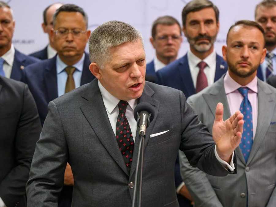 V popredí predseda vlády Robert Fico.