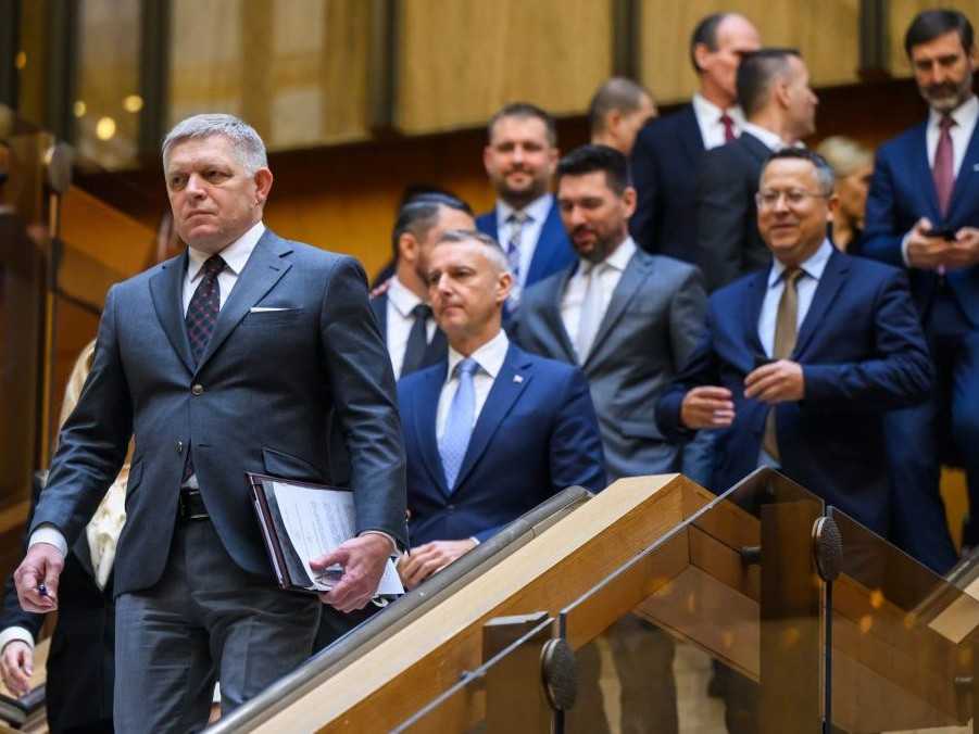 Predstavitelia vlády SR.