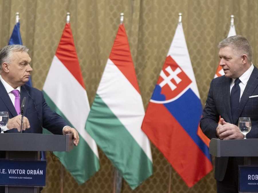 Zľava maďarský premiér Viktor Orbán a premiér SR Robert Fico.