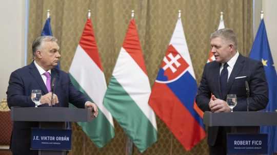 Zľava maďarský premiér Viktor Orbán a premiér SR Robert Fico.