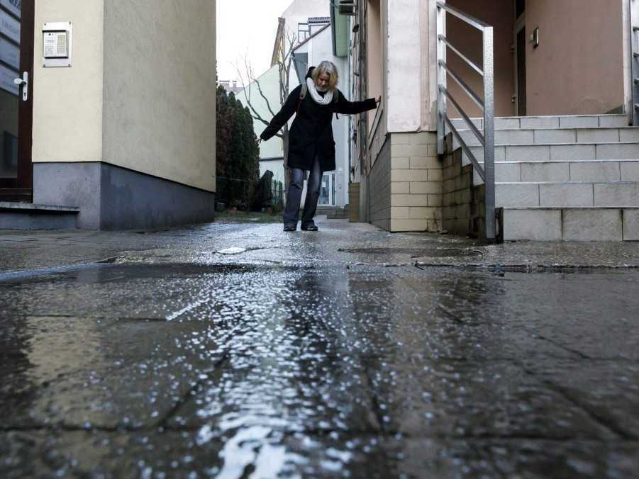 Žena sa snaží prejsť po zľadovatenom chodníku v Bratislave.