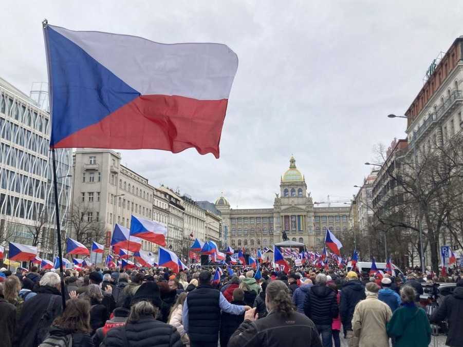 Na archívnej snímke ľudia počas protivládnej demonštrácie.