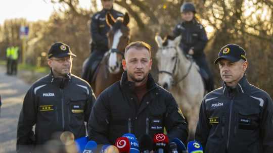 Matúš Šutaj Eštok (Hlas-SD) a viceprezident Policajného zboru SR Rastislav Polakovič počas tlačovej konferencie k bezpečnostno-represívnej akcii.