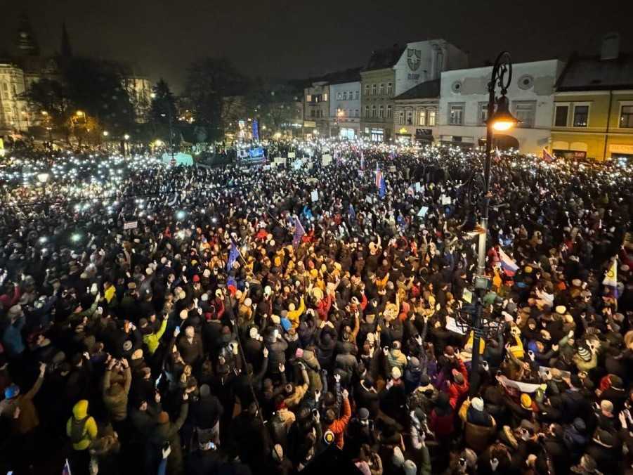 Protestujúci ľudia v Košiciach.