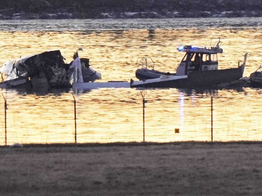 Pátracie a záchranné práce v okolí vraku lietadla v rieke Potomac.