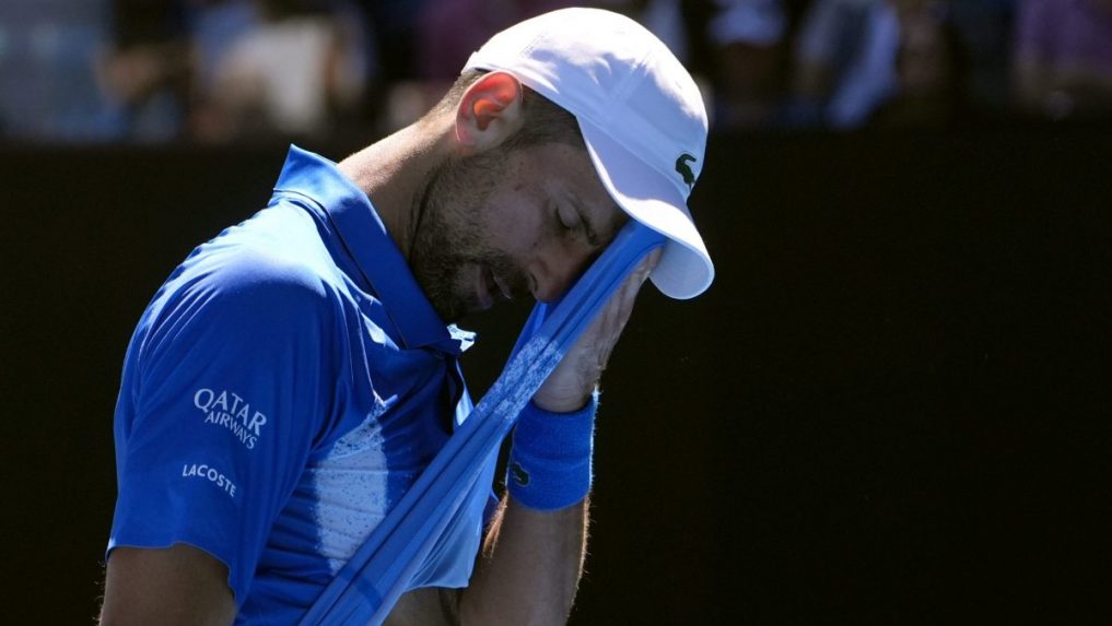 Australian Open: Djokovič rekordný grandslamový titul nezíska. Po skreči v semifinále ho diváci vybučali