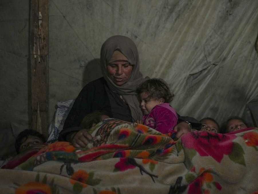 Žena s deťmi v tábore v meste Chán Júnis.