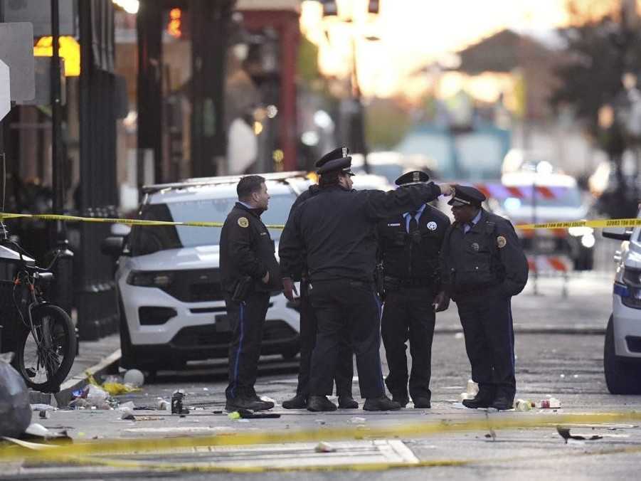 Záchranári zasahujú na mieste, kde vrazilo auto do davu ľudí v New Orleans.