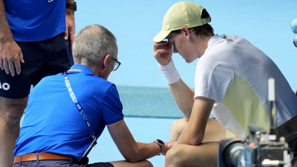 Australian Open: Sinner si napriek komplikáciám zabezpečil miesto vo štvrťfinále. Monfils musel skrečovať