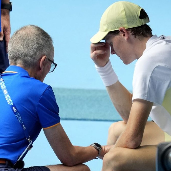 Australian Open: Sinner si napriek komplikáciám zabezpečil miesto vo štvrťfinále. Monfils musel skrečovať