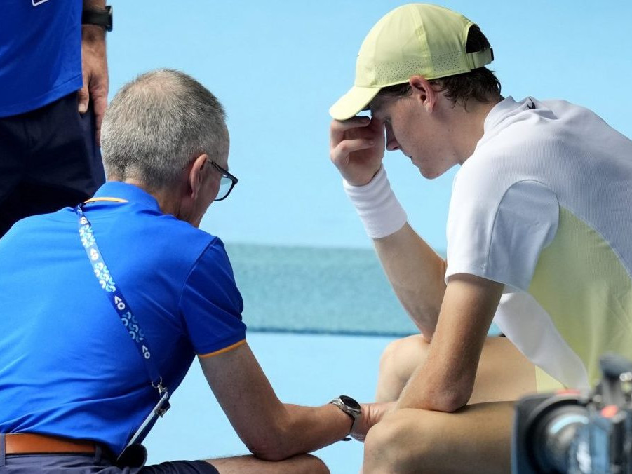 Australian Open: Sinner si napriek komplikáciám zabezpečil miesto vo štvrťfinále. Monfils musel skrečovať