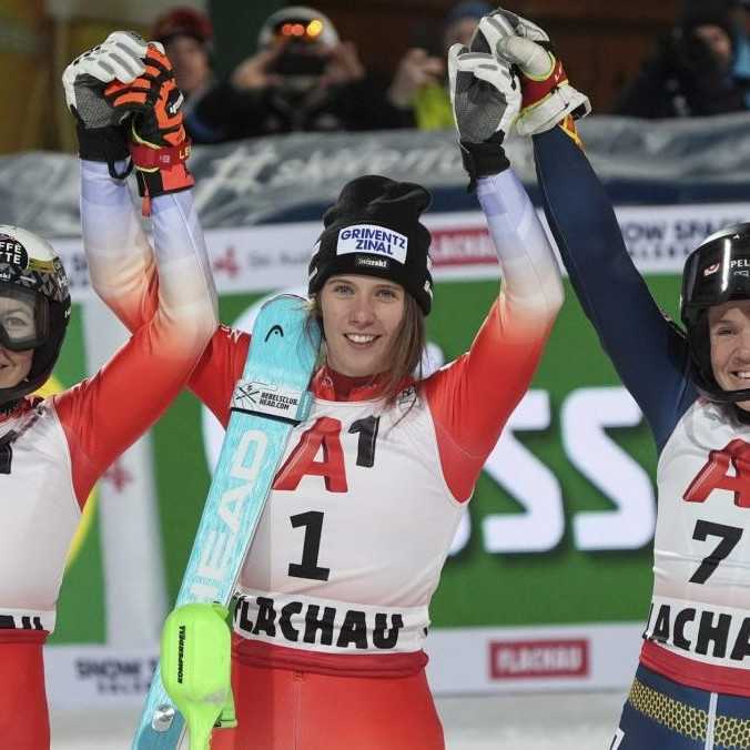 VIDEO: Vlhová a Shiffrinová prišli o nadvládu vo Flachau. Večerný slalom si podmanili Švajčiarky, triumf oslavuje   Rastová 