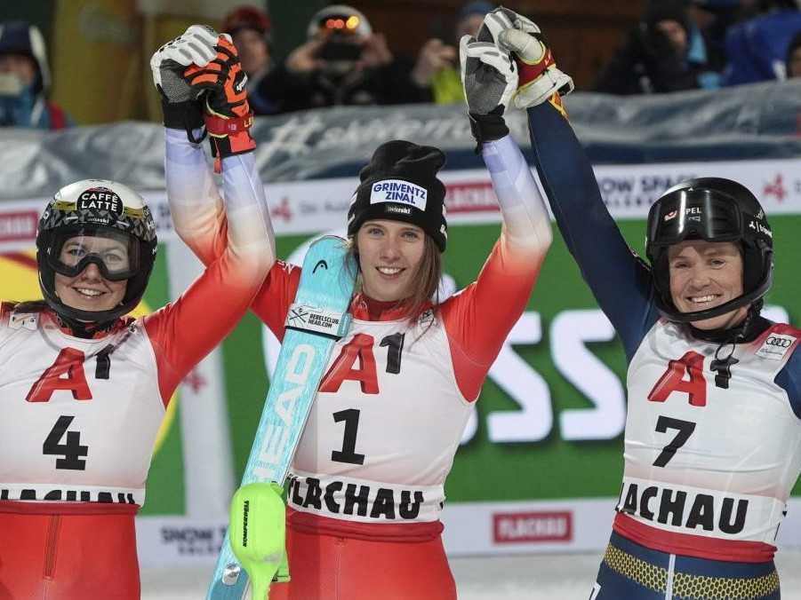 VIDEO: Vlhová a Shiffrinová prišli o nadvládu vo Flachau. Večerný slalom si podmanili Švajčiarky, triumf oslavuje   Rastová 