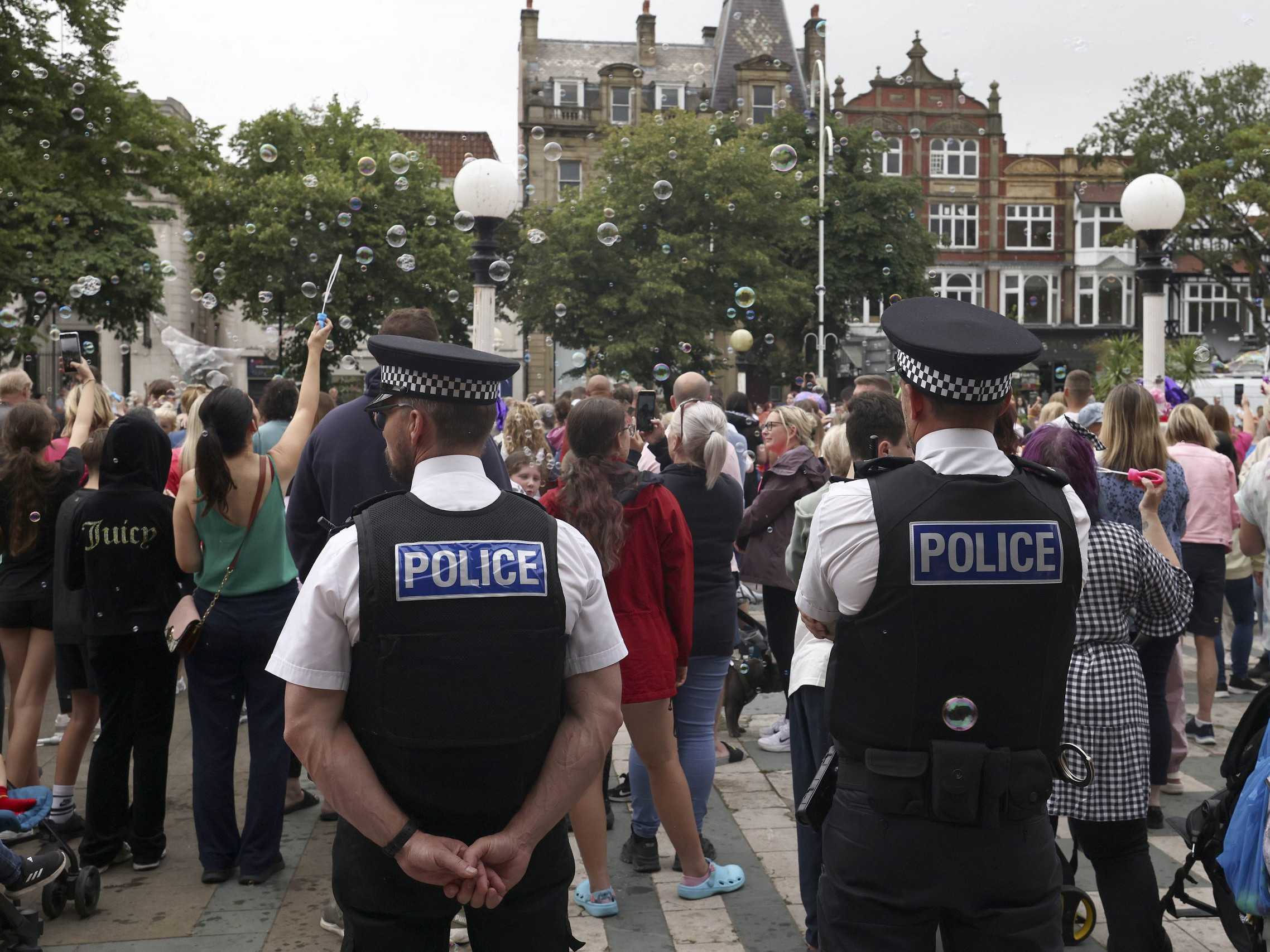 Policajti po útoku v Southporte.