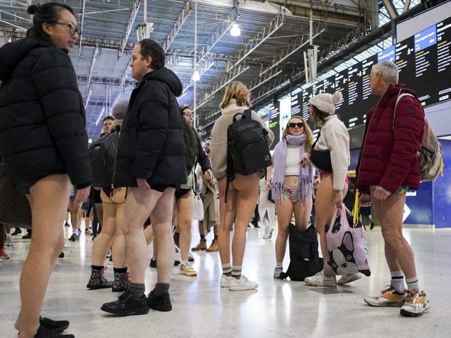 Na snímke ľudia počas londýnskej "Jazdy bez nohavíc".