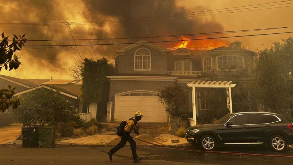 FOTO: Plamene už zničili mnoho budov v Los Angeles. Úrady nariadili evakuáciu tisícok obyvateľov pred požiarom