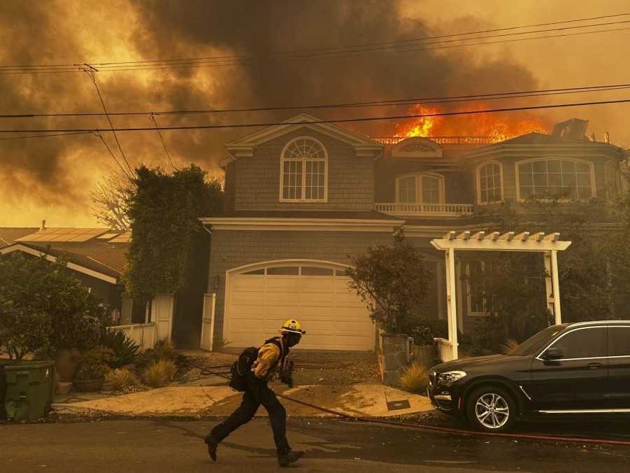 FOTO: Plamene už zničili mnoho budov v Los Angeles. Úrady nariadili evakuáciu tisícok obyvateľov pred požiarom