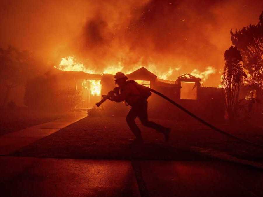 Hasič bojuje s požiarom.