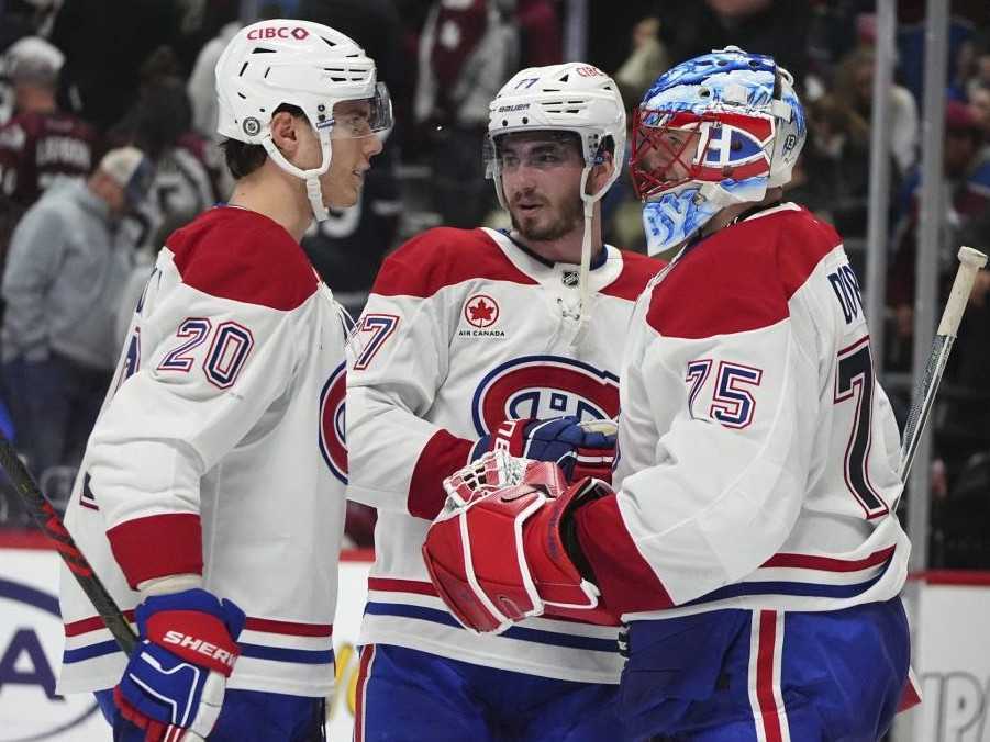 Vľavo slovenský hokejista Montrealu Juraj Slafkovský.