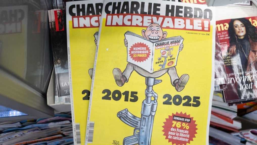 Satirický časopis Charlie Hebdo pred 10 rokmi napadli teroristi. Redakcia si smutné výročie pripomenula karikatúrami