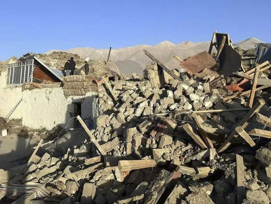 Poškodené domy po zemetrasení v Tibete.