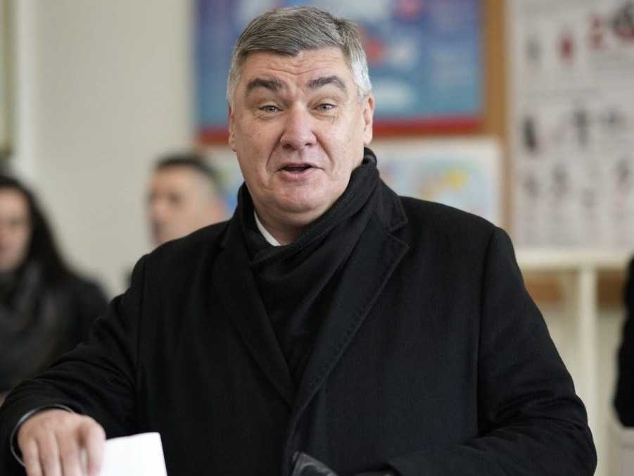 Zoran Milanovič volí vo volebnej miestnosti.