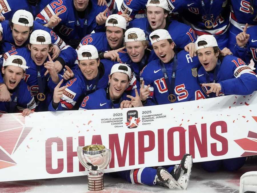 Na snímke hokejisti reprezentujúci USA na juniorskom svetovom šampionáte.