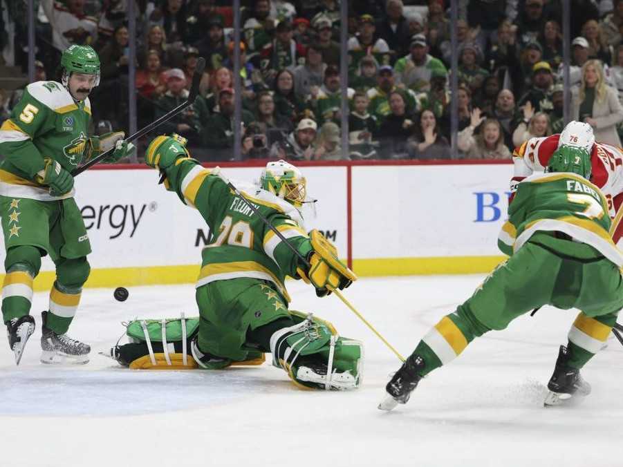 Snímka zo zápasu Minnesota Wild vs. Calgary Flames. Vpravo slovenský hokejista Martin Pospíšil.