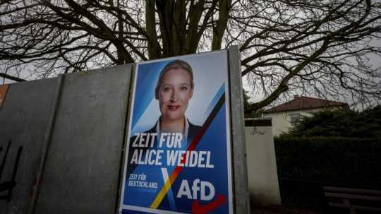 Predvolebný plagát s podobizňou Alice Weidelovej, líderky strany Alternatíva pre Nemecko (AfD).