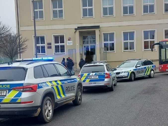 Polícia zasahovala v ZŠ Rudolfov.