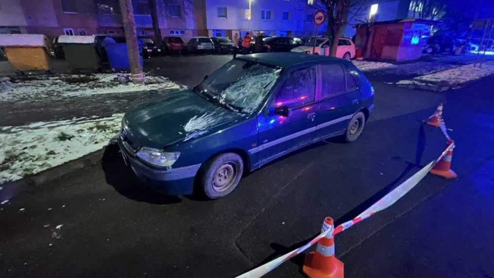 Chodec prechádzal cez cestu mimo priechodu pre chodcov. Zrážka s autom sa mu stala osudnou