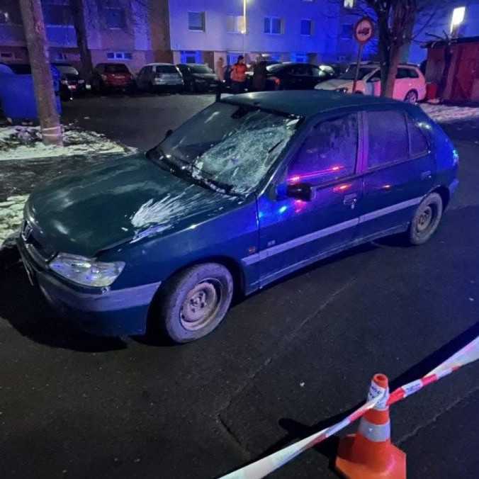 Chodec prechádzal cez cestu mimo priechodu pre chodcov. Zrážka s autom sa mu stala osudnou