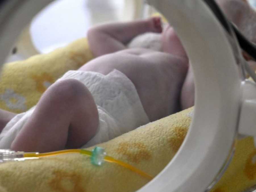 Na ilustračnej snímke novorodenec v inkubátore.