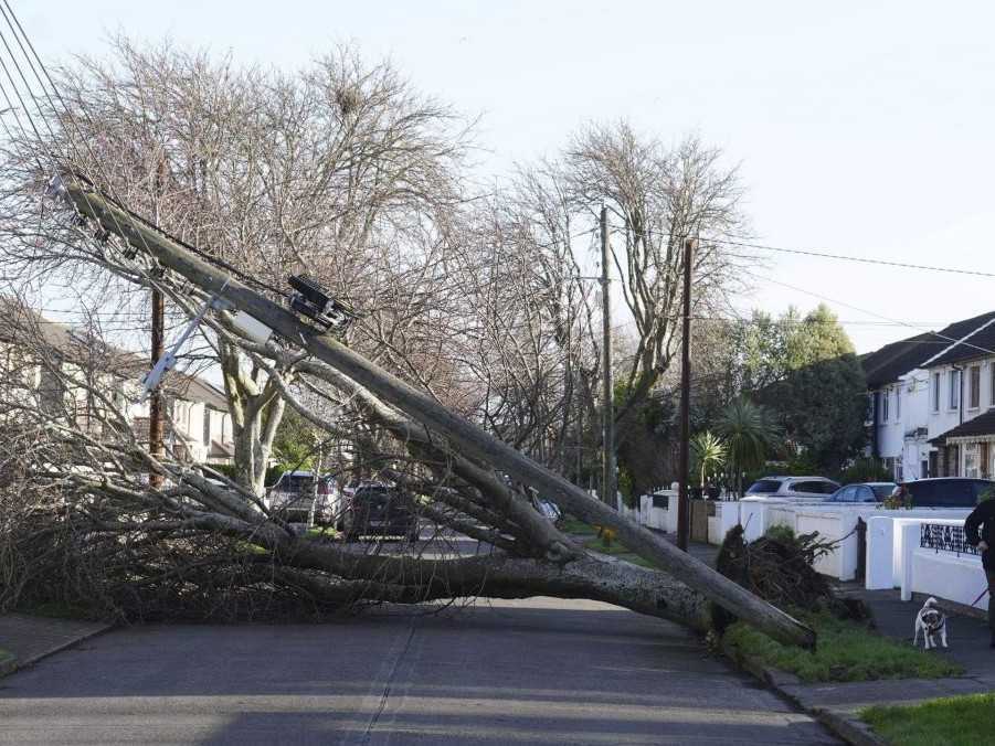 Spadnutý strom a stĺp elektrického vedenia na ceste na ulici Grove Park Drive v írskom Dubline.